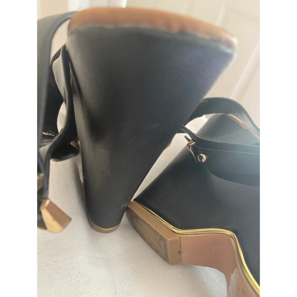 Black wedge platform w gold chain detail - Picture 7 of 9